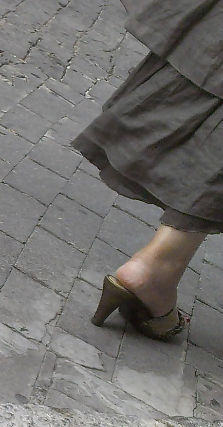 I piedi e gli zoccoli della Signora Vittoria #37036759