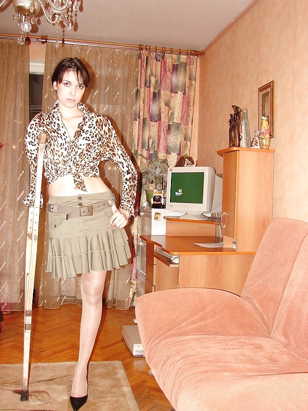Sexy ragazza amputata avendo perso sia un braccio che una gamba
 #32965560