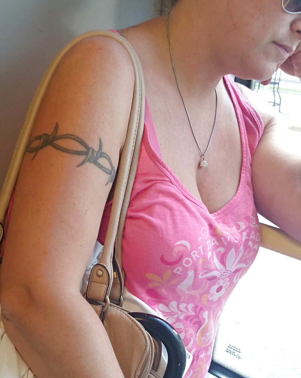 電車の中の乳首
 #35178104