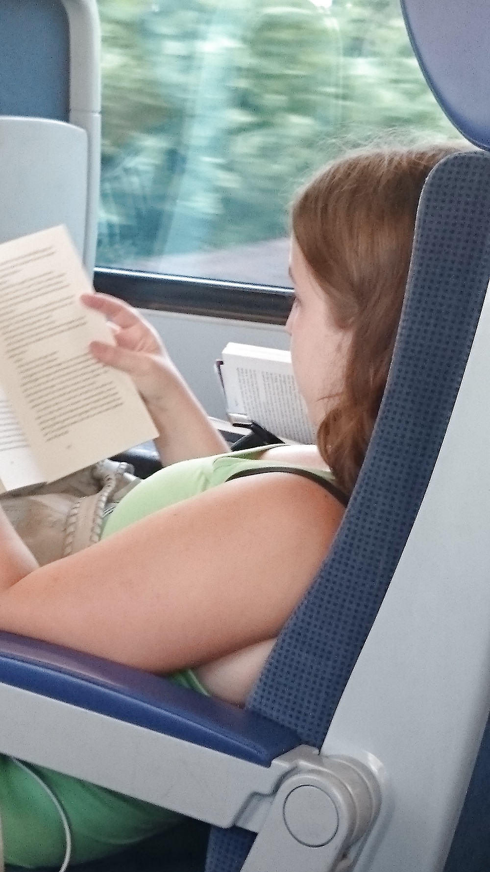 電車の中の乳首
 #35178120