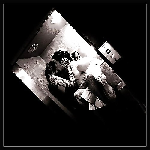 エレベーターの中でセクシーな楽しみ方をする美味しそうな女性たち
 #24458479