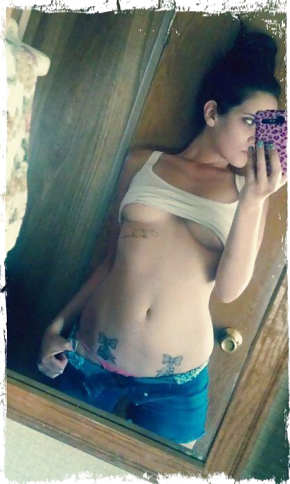 Chicas calientes haciéndose fotos (no porno)
 #28936426