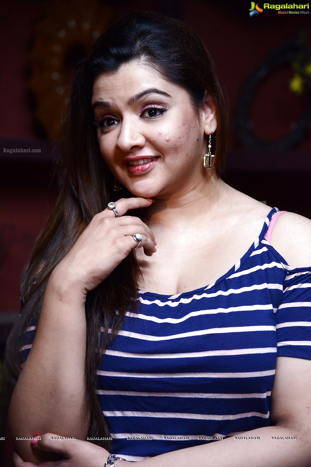 Arthi agarwal Godess of loads
 #40063385