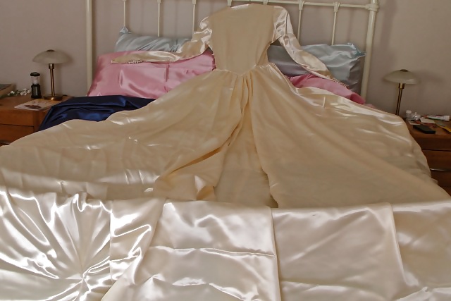 Yo jugando en el satén
 #26689336