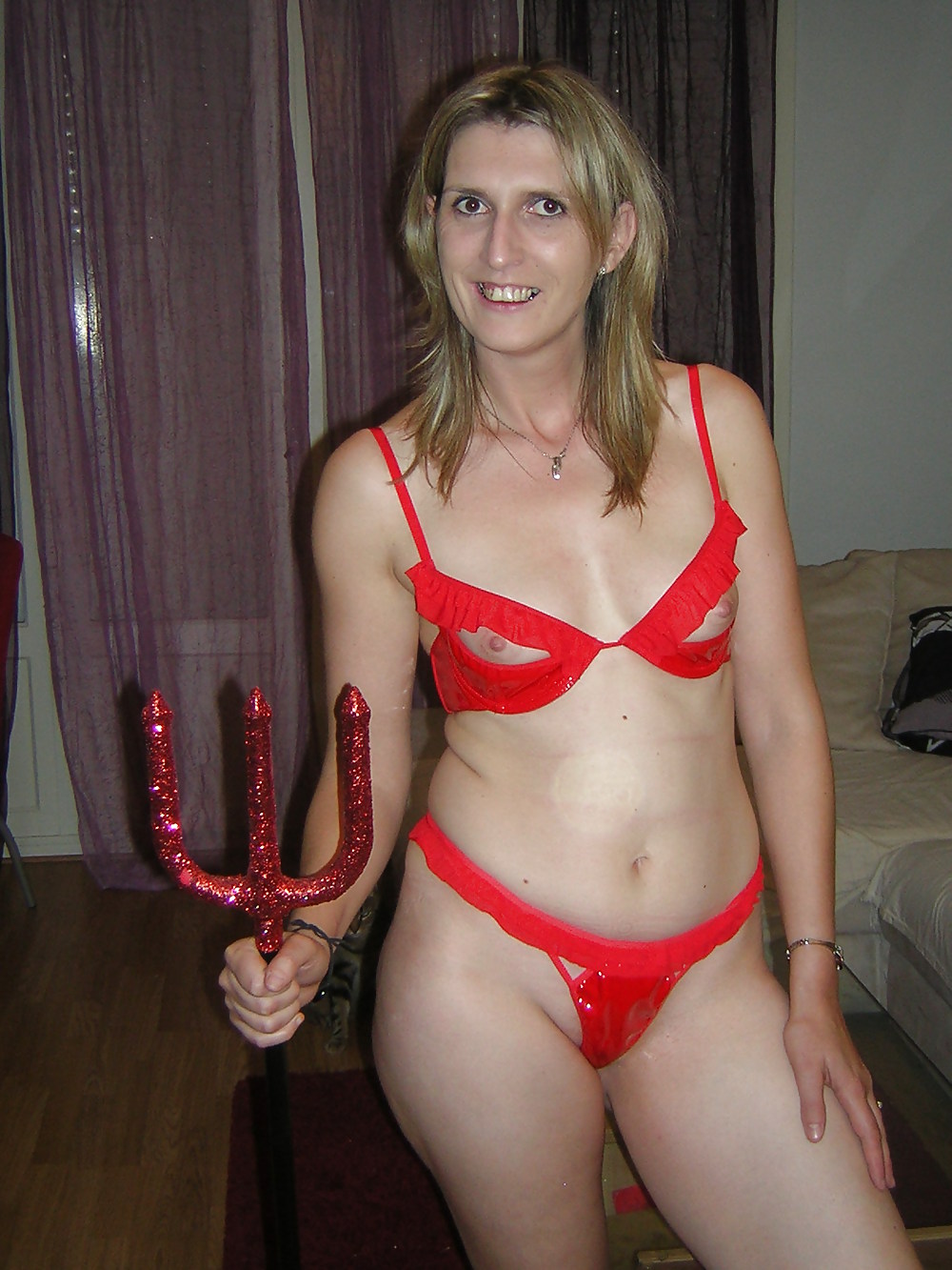 Dilettante francese in lingerie sexy in lattice rosso
 #23415225