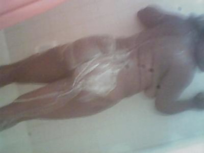 Grueso negro chica tomando un baño
 #33776910