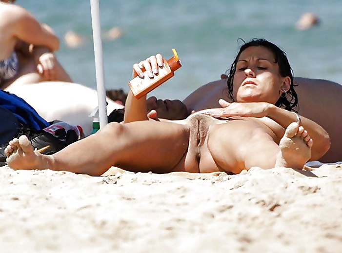 Nenas de playa en topless - algunos desnudos 9
 #40123688