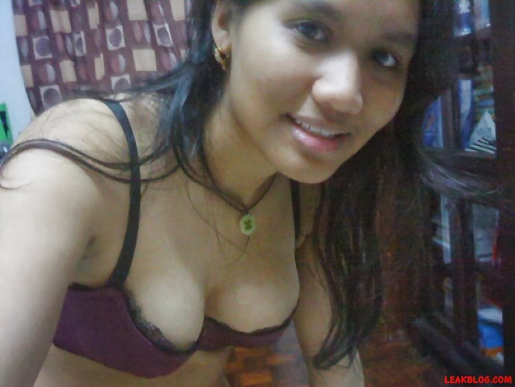 Chica malaya quiere mostrar su pecho agradable squeezable
 #31483117