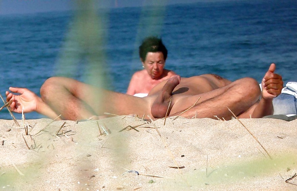 Sorprese in erezione sulla spiaggia nudista
 #23903375