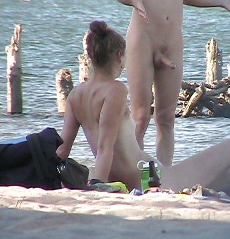 Sorprese in erezione sulla spiaggia nudista
 #23903435