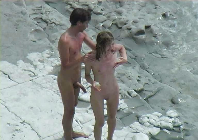 裸のビーチで勃起しているところを撮られる
 #23903447
