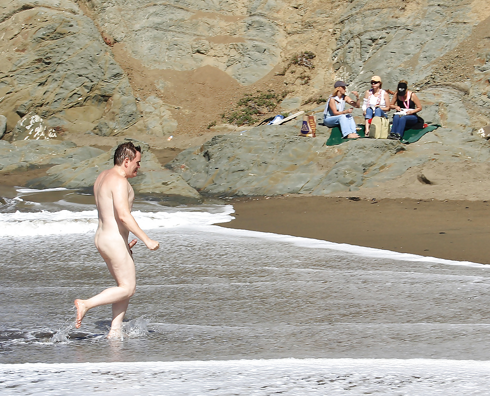 Sorprese in erezione sulla spiaggia nudista
 #23903455