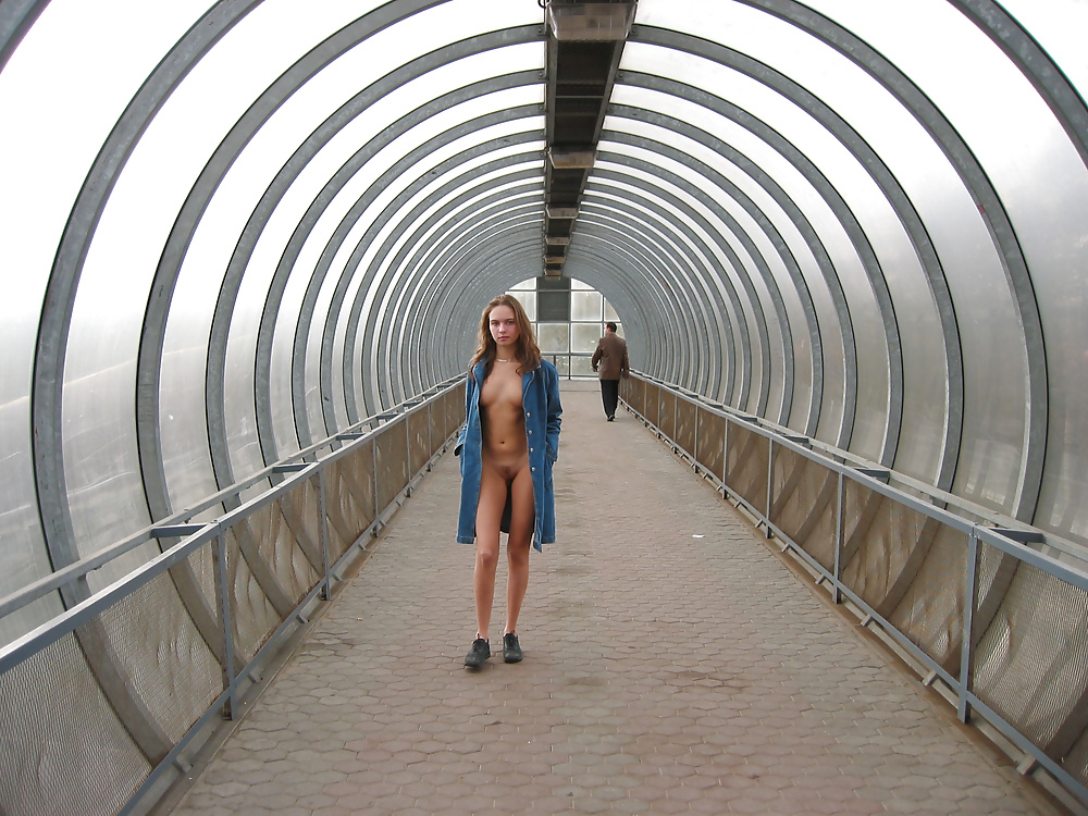 Joven rusa desnuda en público
 #24725700