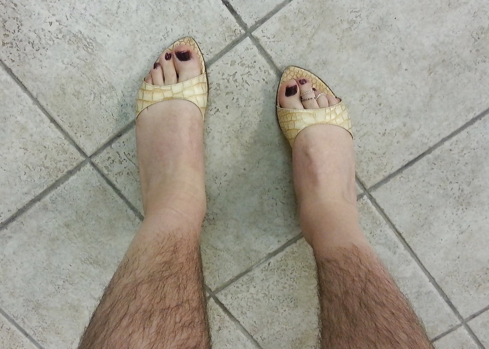 I sandali con i tacchi medi aperti di mia madre hanno sborrato
 #38047577