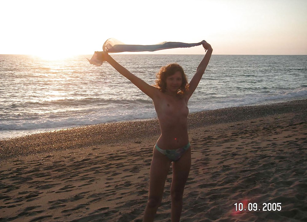 In posa sulla spiaggia e nella stanza d'albergo
 #23517783