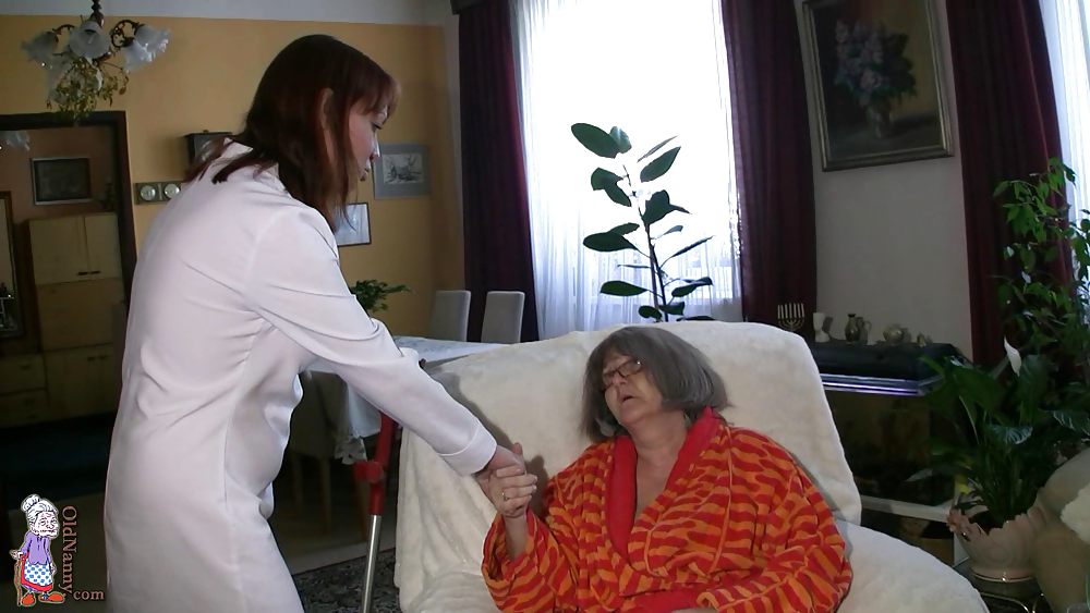 Giovane infermiera lava una nonna per scopare
 #36109362