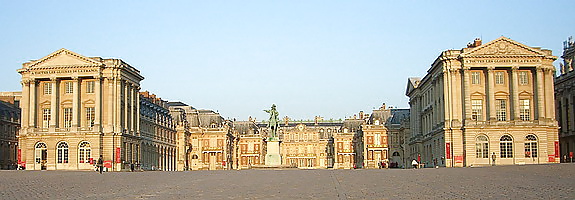 Chateau de versailles et son jardin a la francaise 
 #28359638