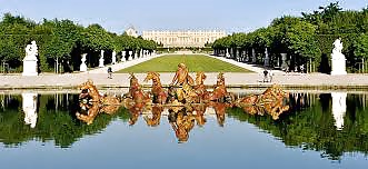 Chateau de versailles et son jardin a la francaise 
 #28359653
