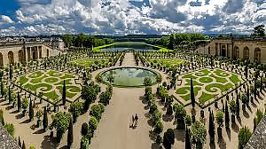 Chateau de versailles et son jardin a la francaise 
 #28359683