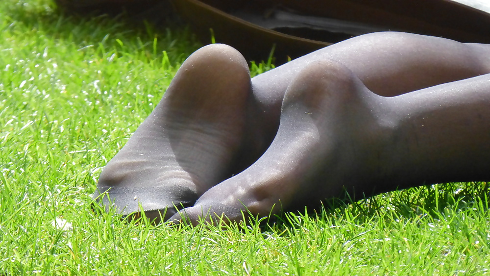 Piedi candidi in collant in un parco pubblico
 #28907966