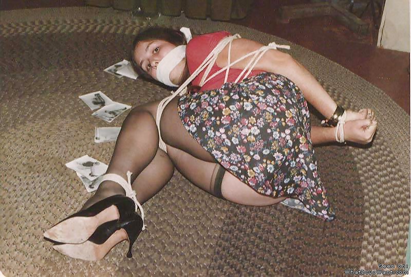 成熟した母親と妻がポーズをとり、利用される
 #27656077