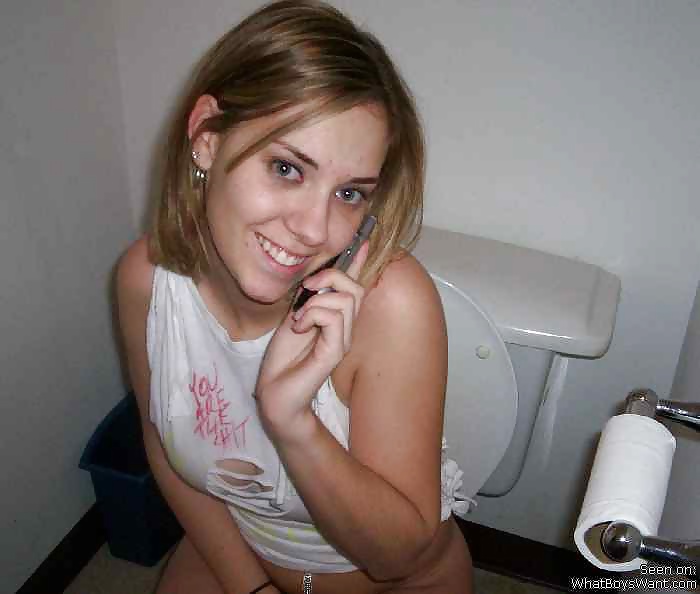 Girls On the Toilet #35340185