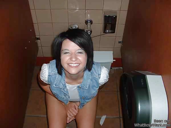 Mädchen Auf Der Toilette #35340218