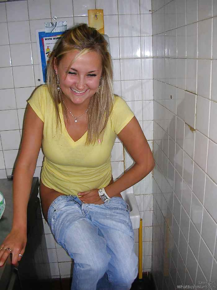 Mädchen Auf Der Toilette #35340299