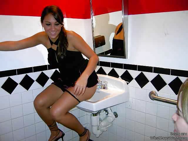 Mädchen Auf Der Toilette #35340356