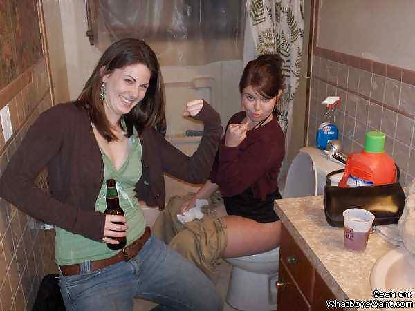 Girls On the Toilet #35340374