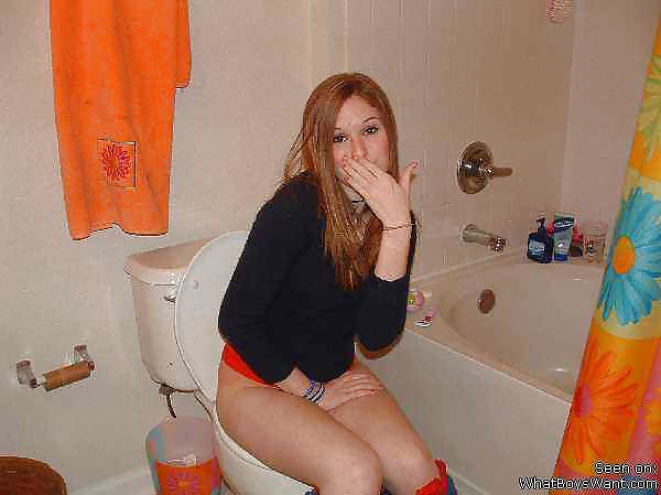 Girls On the Toilet #35340415