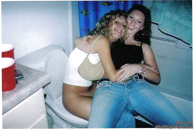 Filles Sur Les Toilettes #35340458