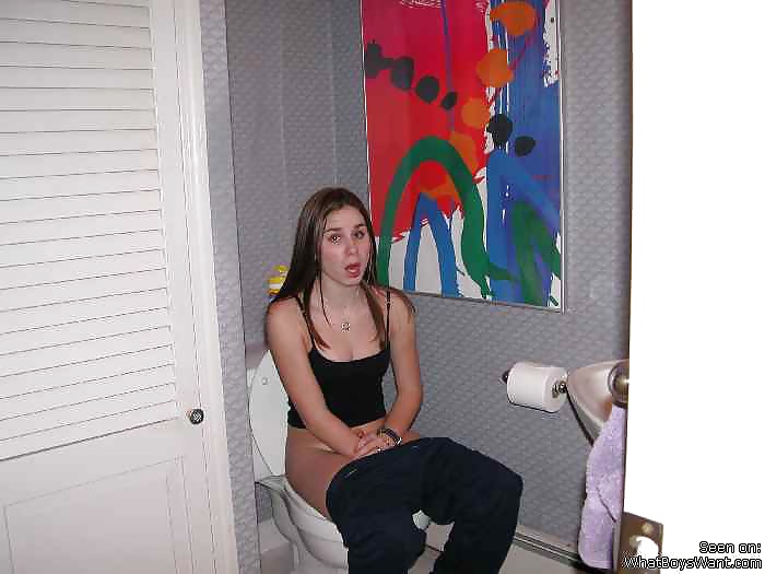 Mädchen Auf Der Toilette #35340543