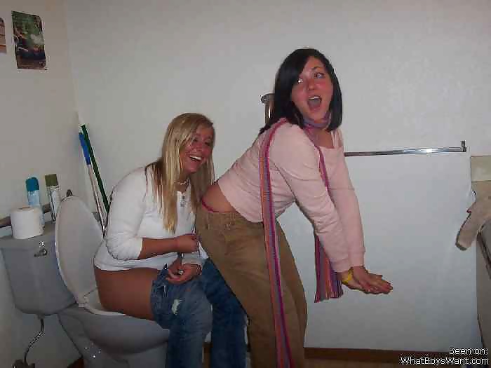 Girls On the Toilet #35340545