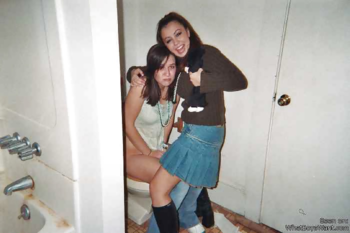 Girls On the Toilet #35340549