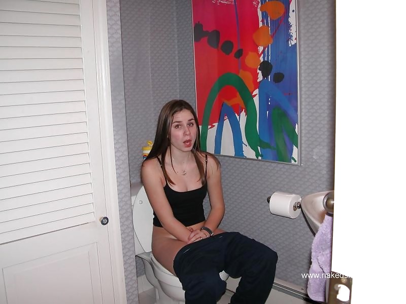 Girls On the Toilet #35340568