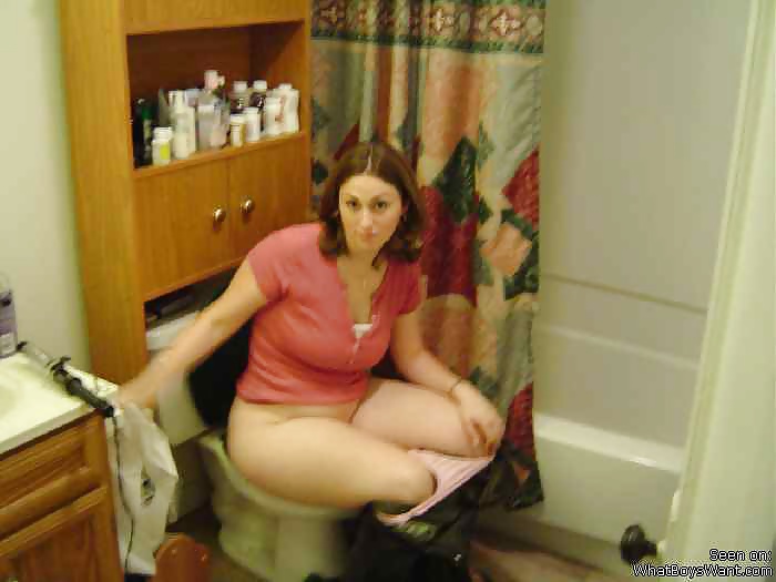 Girls On the Toilet #35340596