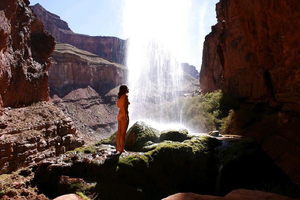 Mujeres desnudas en la naturaleza
 #36876197