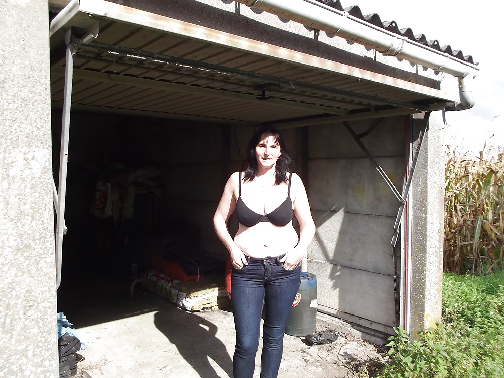 Mylene au garage
 #32285135