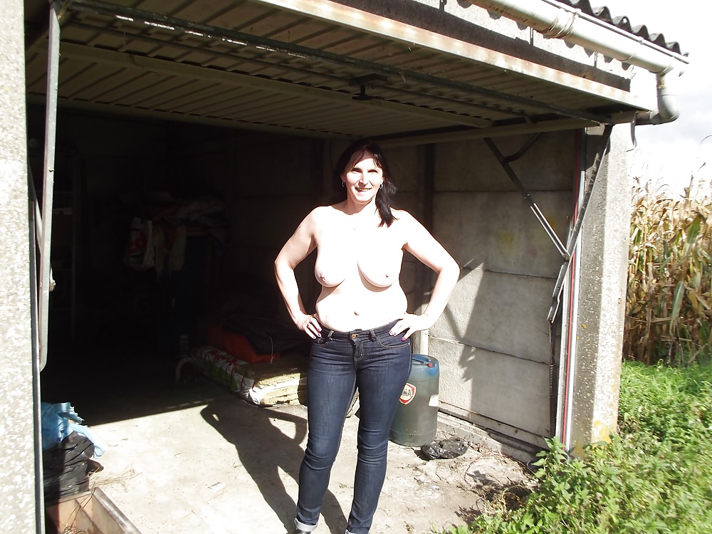 Mylene au garage
 #32285149