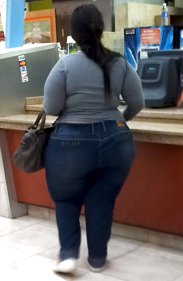 HUGE MEGA butt Latina Milf in Jeans VOYEUR CANDID #25440128