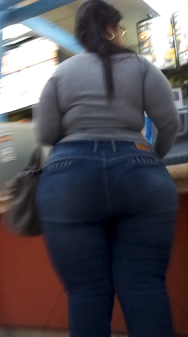 HUGE MEGA butt Latina Milf in Jeans VOYEUR CANDID #25440140