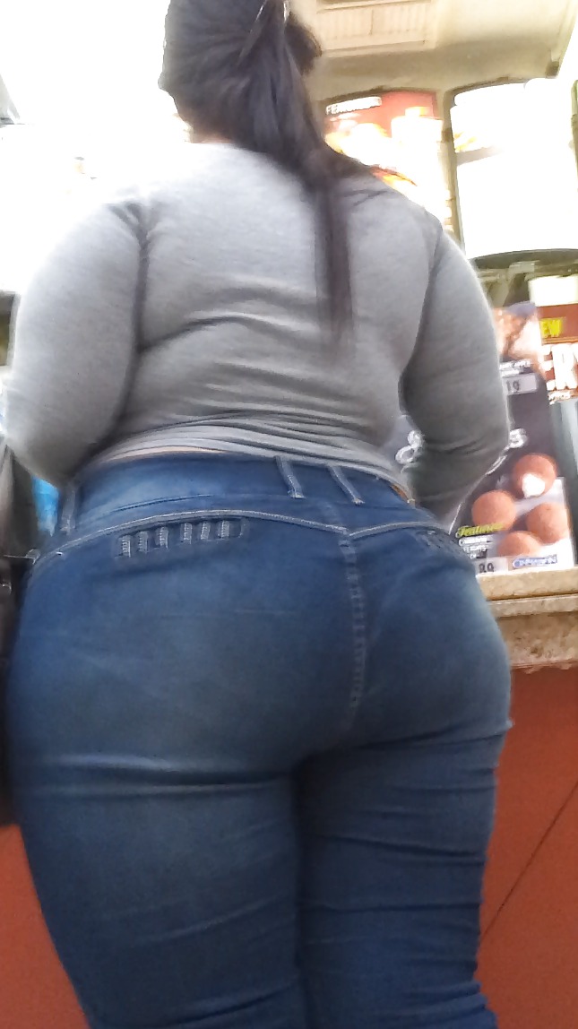 HUGE MEGA butt Latina Milf in Jeans VOYEUR CANDID #25440154