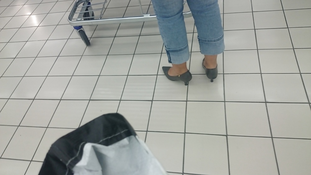 Candid tacchi piedi e gambe in supermercato 2
 #32313001