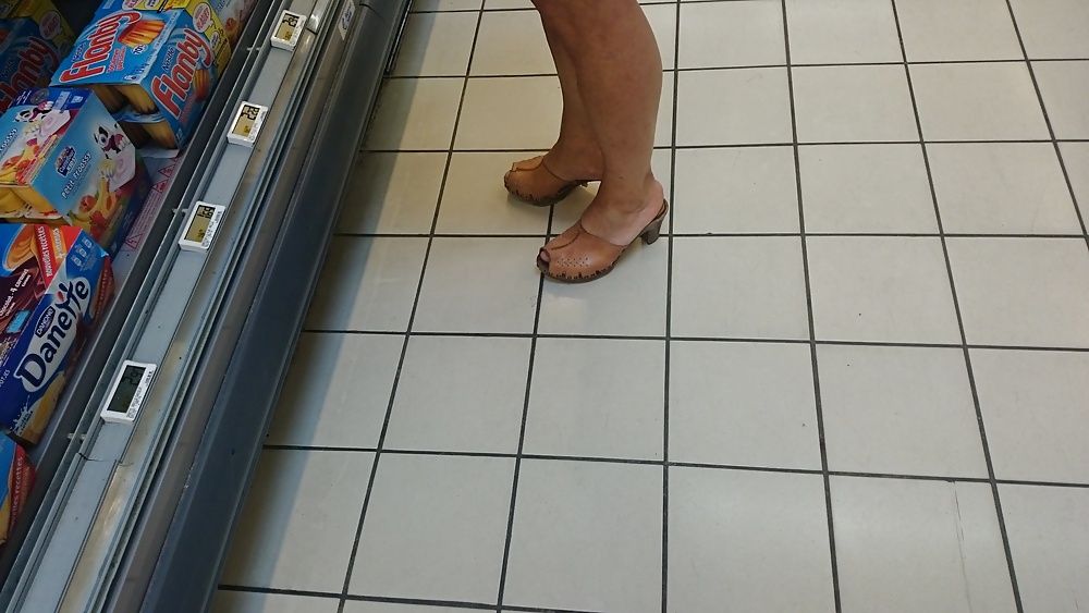 Candid tacchi piedi e gambe in supermercato 2
 #32313010
