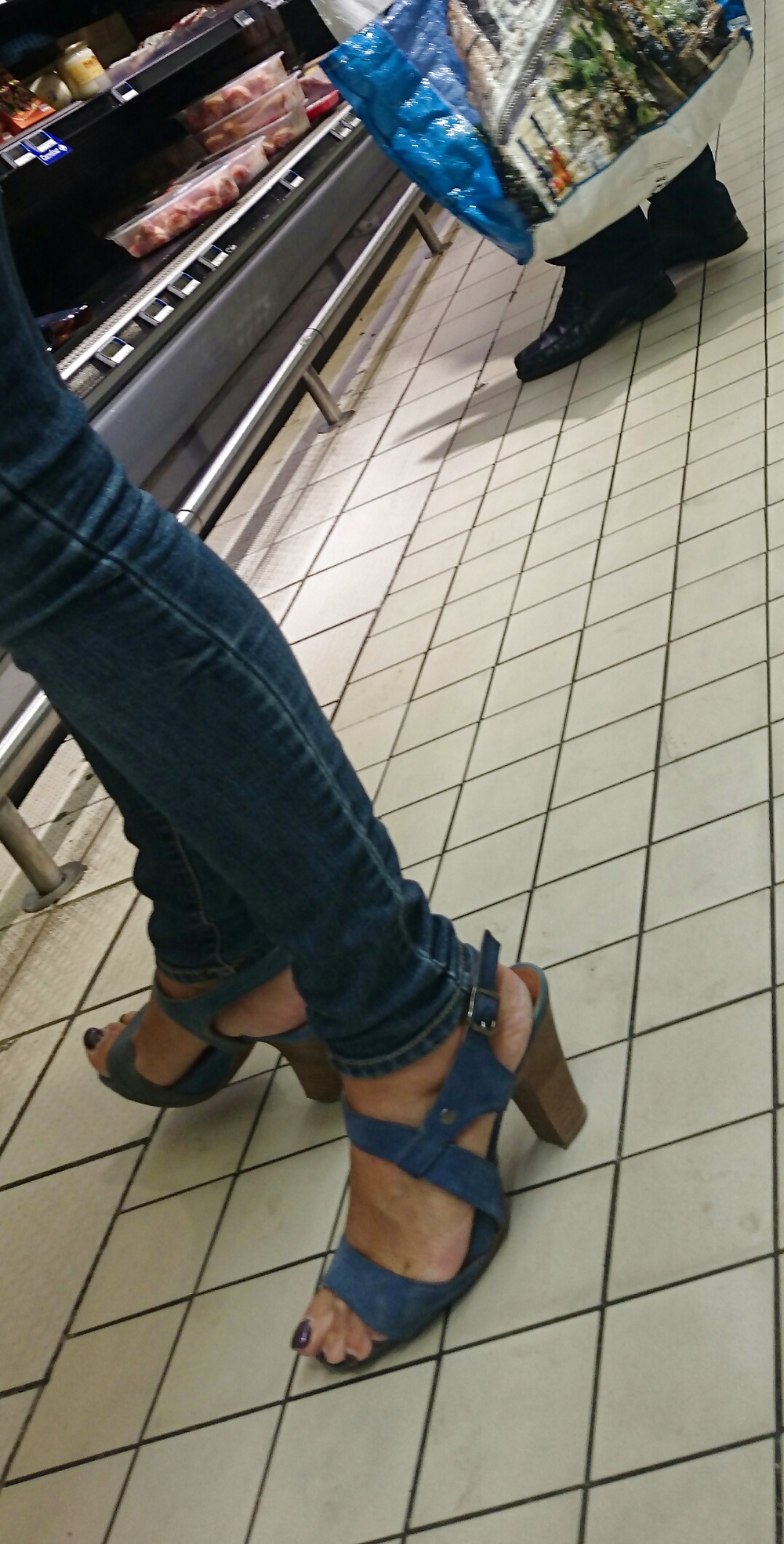 Candid tacchi piedi e gambe in supermercato 2
 #32313057