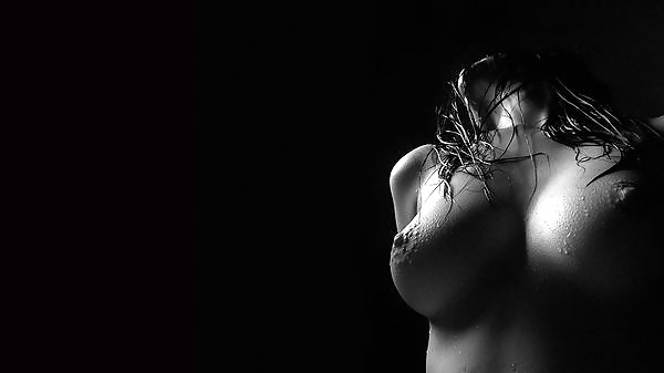 Perfekten Sturm - Schöne Form Der Brust Einer Frau #32289880