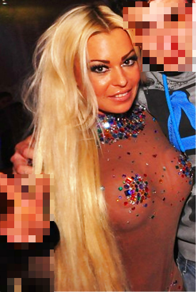 Perra rubia alemana de discoteca con la parte superior transparente
 #26637692