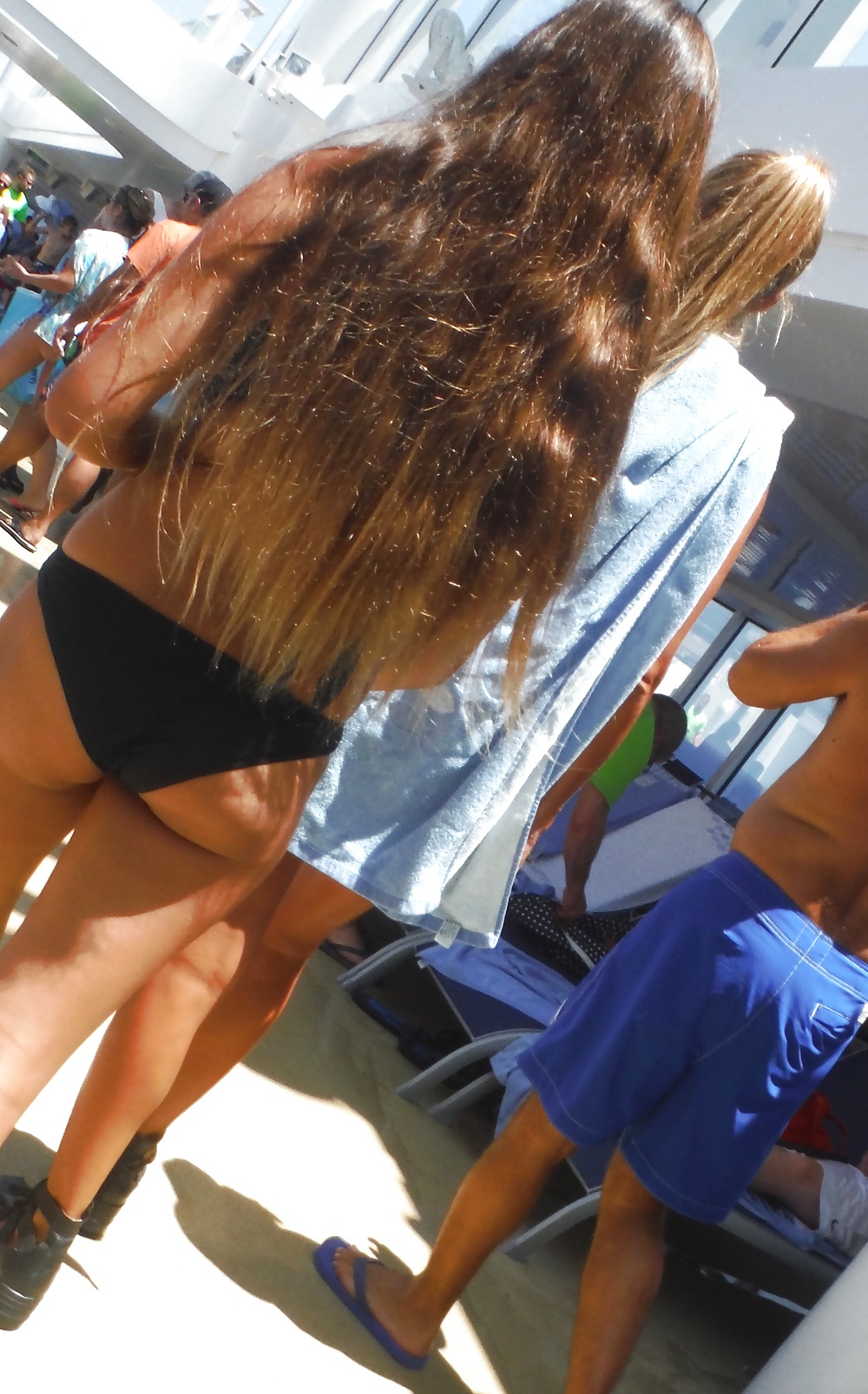 Carino teenager italiano culo & culo in piscina bikini 
 #29000709