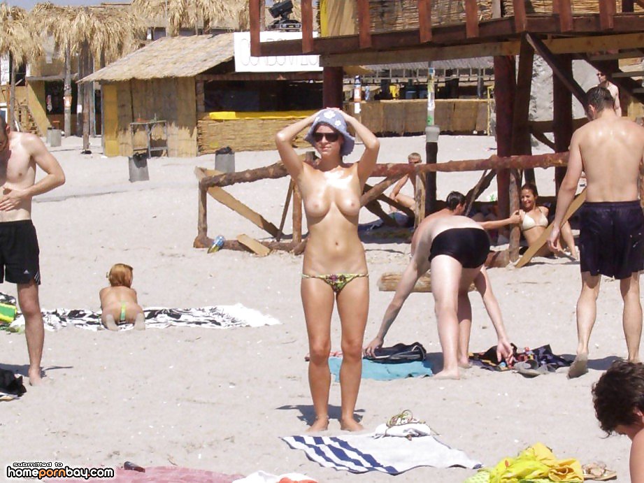 Amateurs chica topless en la playa
 #33611695